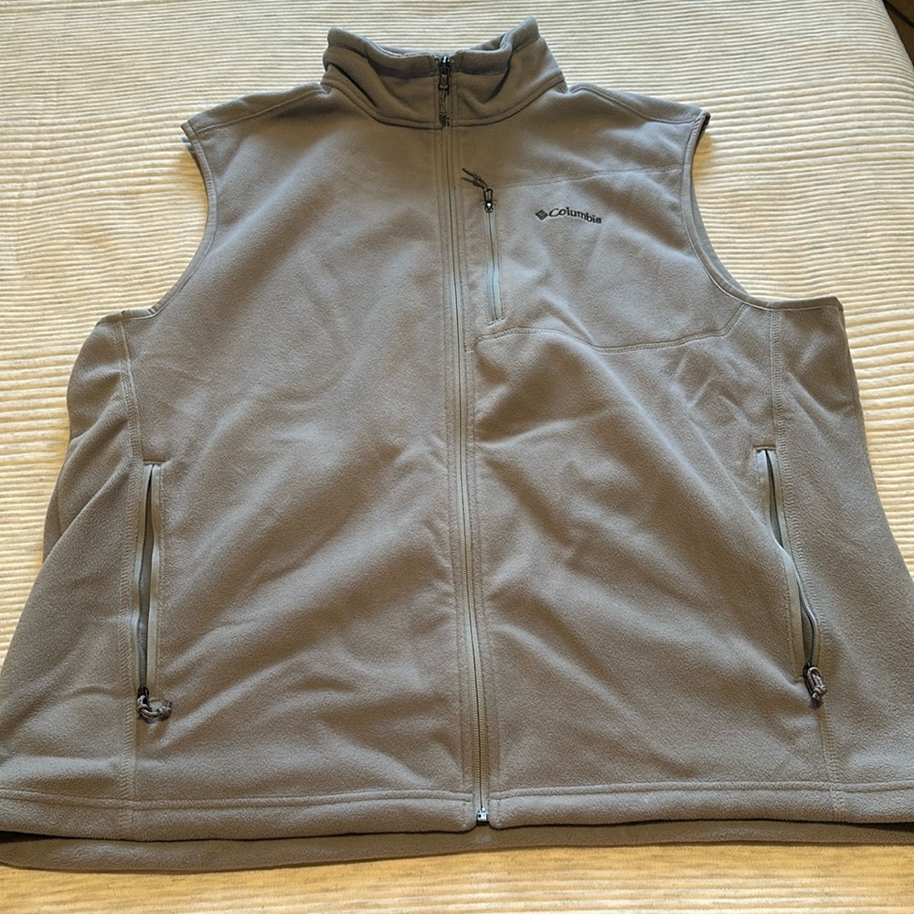 Men’s Columbia fleece vest. Like new. 2XL.